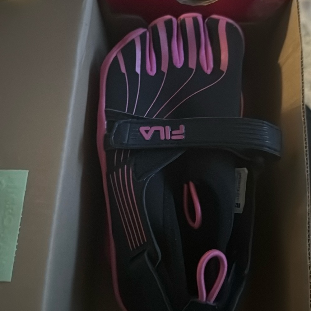 Youth 11 shoes never worn hot pink and black